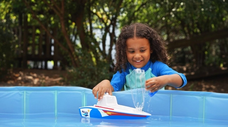 Durable boat for water play