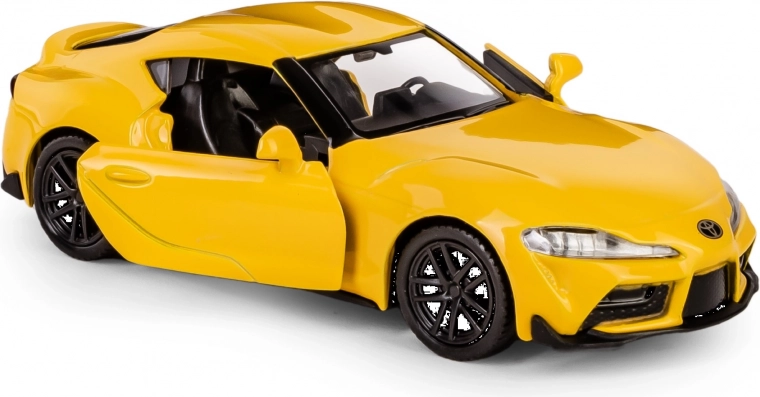 Atveramas durvis un detalizēts interjers