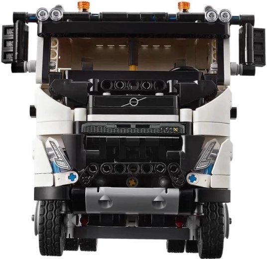 Autentisks VOLVO FMX ar funkcionālu kabīni un dzinēju