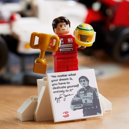 Airtona Sennas minifigūra ar pjedestāla pamatni
