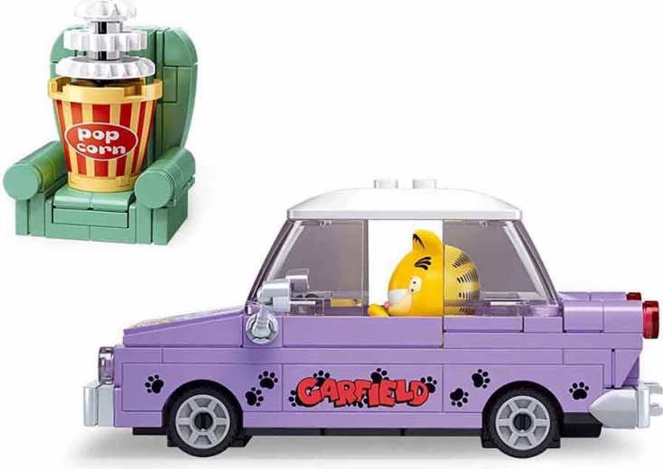 Stilīgs auto ar piekabi Garfilda krāsās