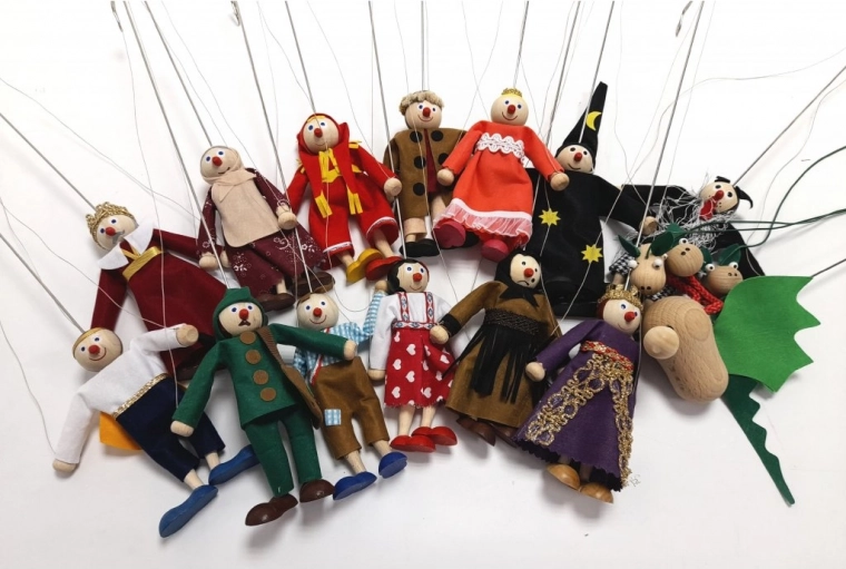 Roku darinātas lelles ar raksturu