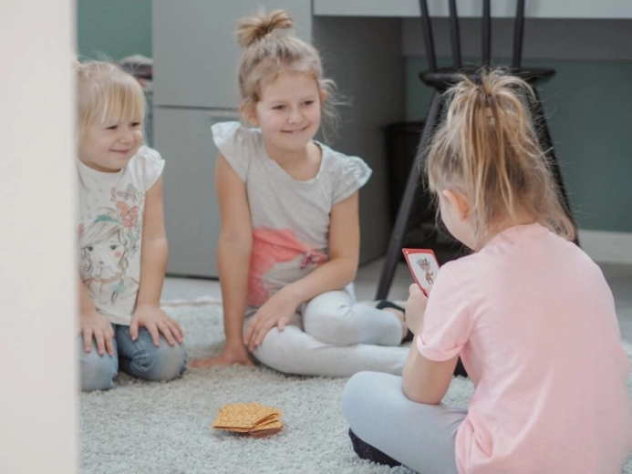 Atbalsta saziņu un koncentrēšanos