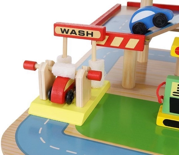 Reālistiski piederumi: mazgātava, degvielas uzpildes stacija, kase