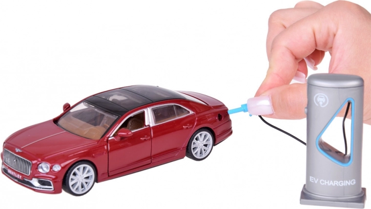 Atveramas durvis un detalizēts interjers