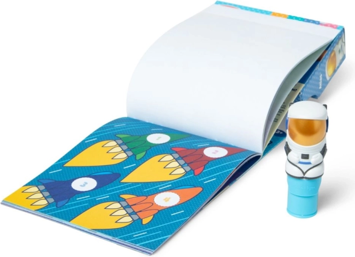 300 uzlīmes un kosmosa grāmatiņa