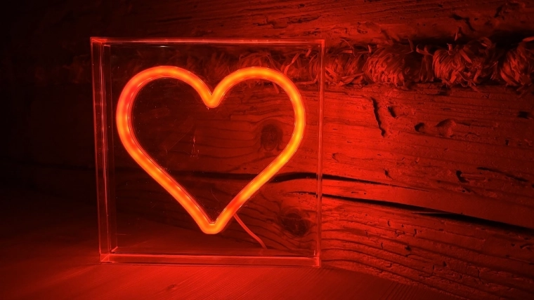 Tīrs dizains caurspīdīgā panelī