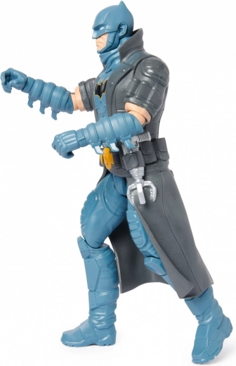 Detalizēts bruņojums un ikoniskais apmetnis