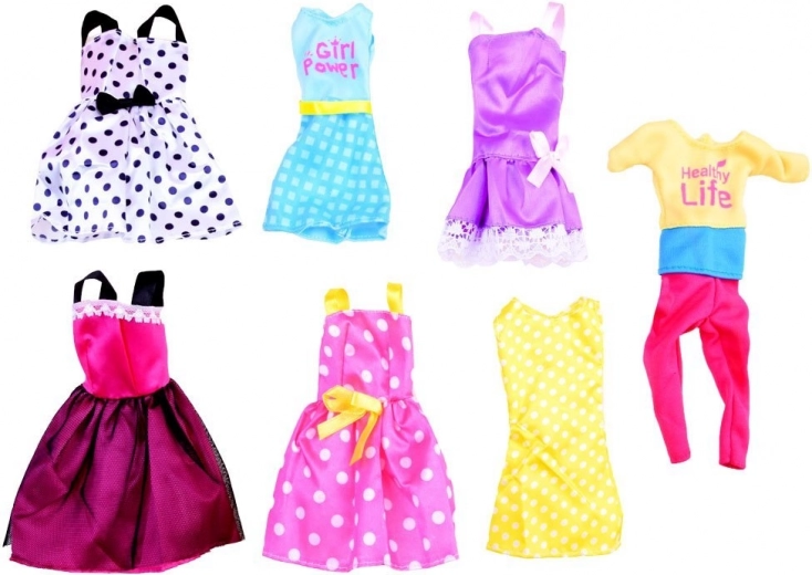 Daudz tērpu, kurpju un aksesuāru