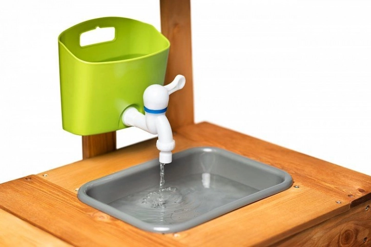 Īsta izlietne ar krānu ūdens spēlēm