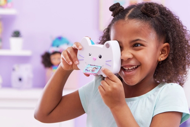 Mirgojošs kaķītis un “izdrukāta” fotogrāfija uz mēlītes