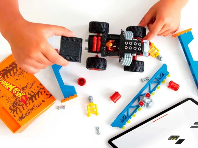 Uzbūvē un brauc: 151 detaļa auto un rampai