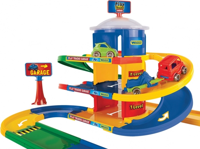 Trīs stāvi jautrības un trase 4,6 m garumā