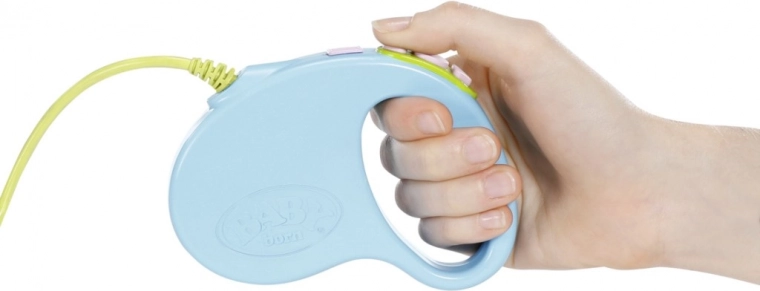 Staigā ar pavadu un klausa pultij