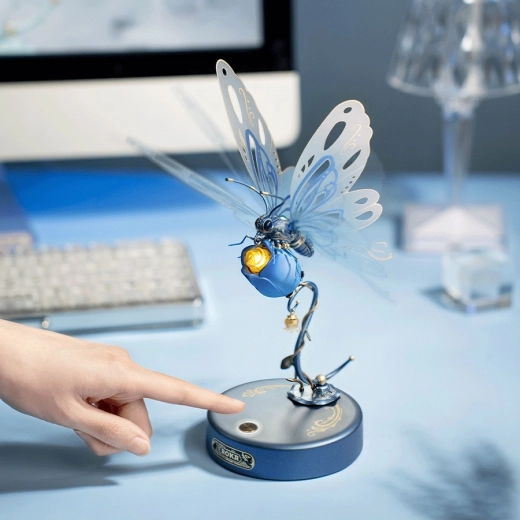 Lifelike wing and light effects