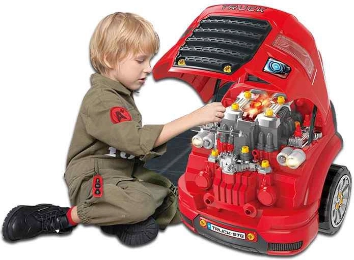 Atverams pārsegs un bagātīga motortelpas iekšpuse