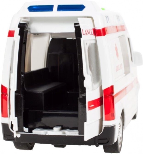 Atveramas durvis un reālistisks interjers