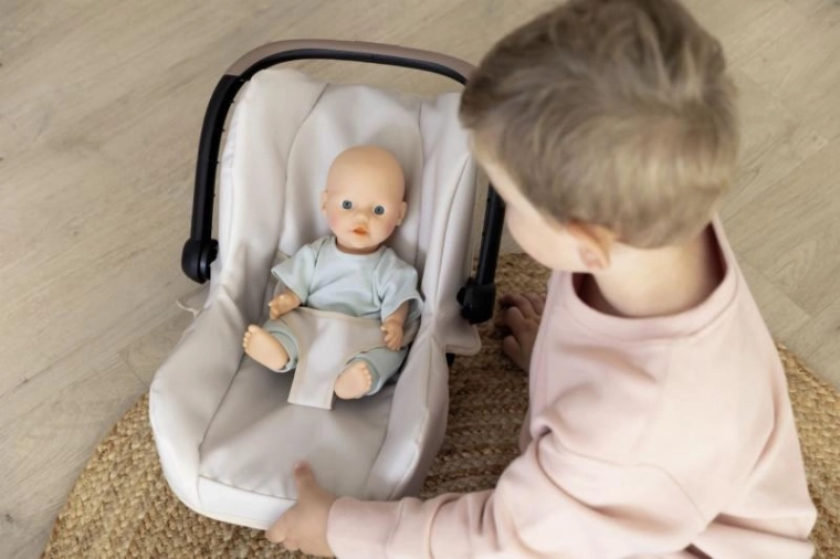 Droša lelles piekļaušana