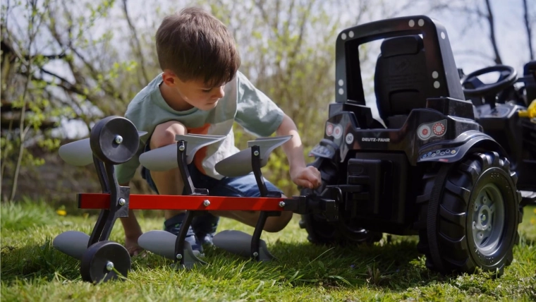 Saderīgs ar Rolly Toys pedāļu traktoriem