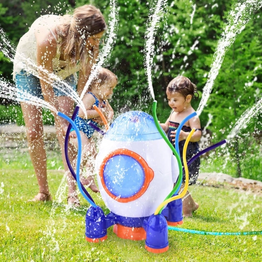 Ūdens izklaide un laistīšana vienā