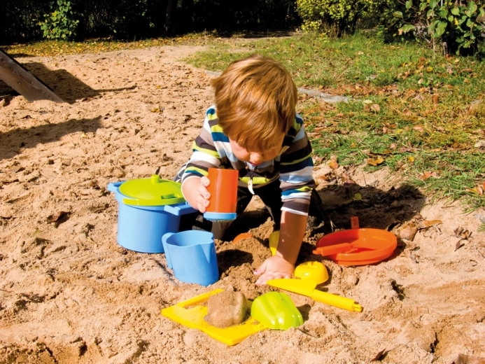 Lieliski rotaļām smilšu kastē un pludmalē