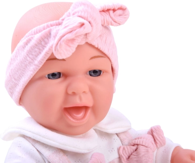 Reālistisks zīdainītis ar smaidu