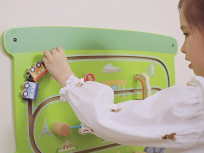 Zaļš vagons ar bīdāmu trasi un grozāmām klucīšiem