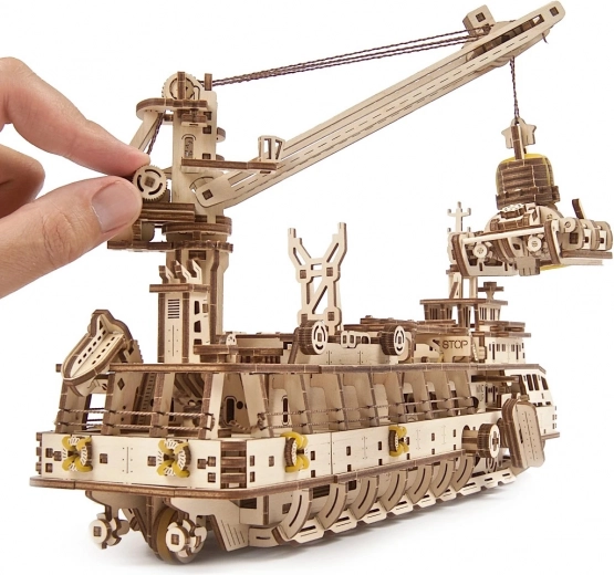 Darba celtnis un batiskafs ar žokļiem