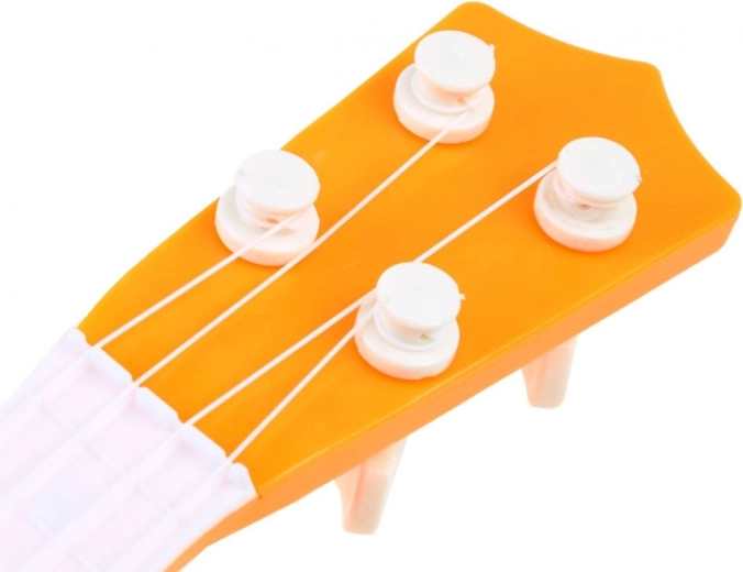 Četras stīgas un skaņošanas mehānika