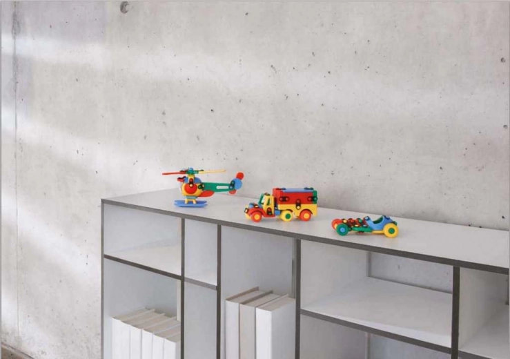 Krāsains modelis, kas izceļas arī uz plaukta