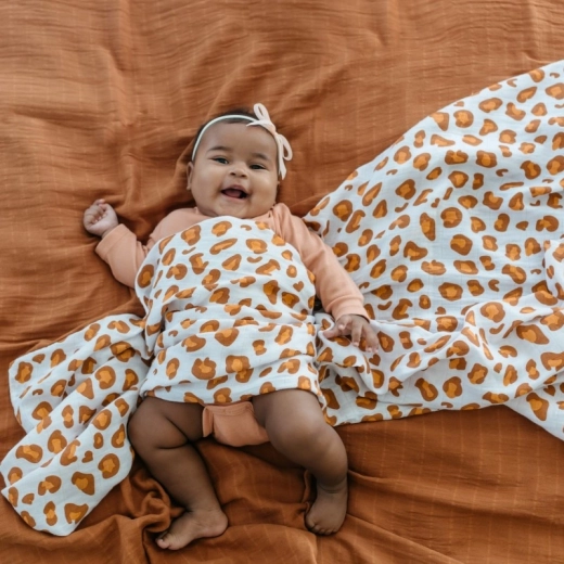 Stilīgs baltā leoparda motīvs