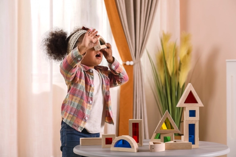 Drošs koka izpildījums mazām rociņām