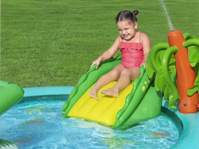 Slidkalniņš un palma ar smidzinātāju