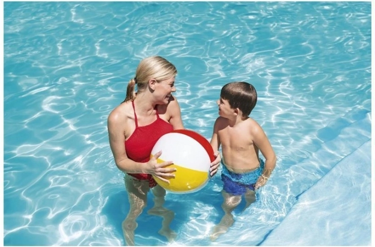 Izklaide baseinā un pludmalē