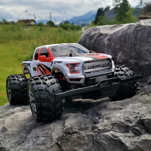 4x4 drive and oil-filled shocks for maximum traction
