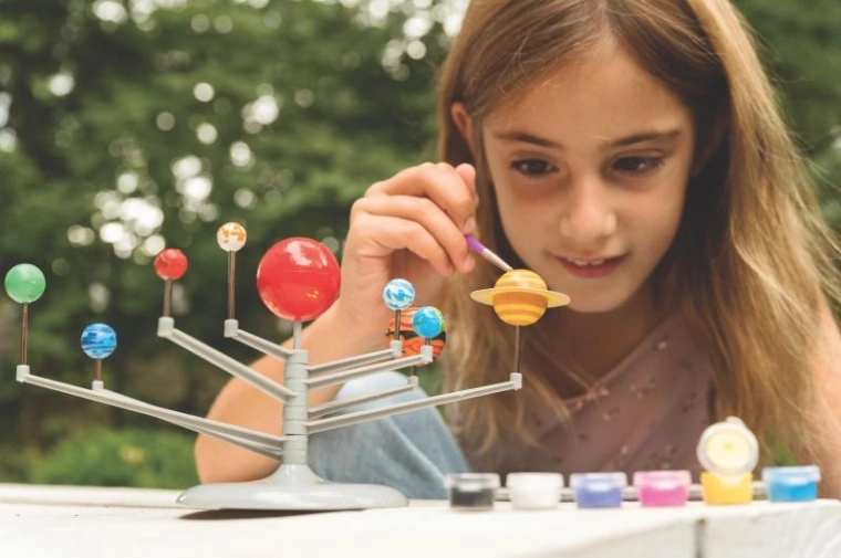 Uzbūvē un nokrāso Saules sistēmu