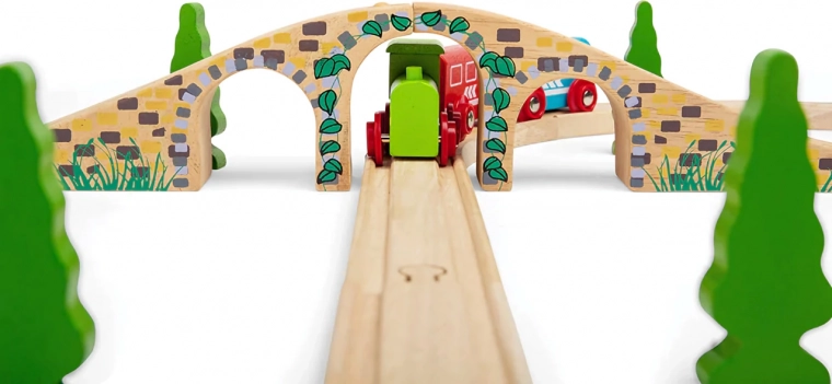 Saderīgs ar lielāko daļu koka vilcieniņu trašu