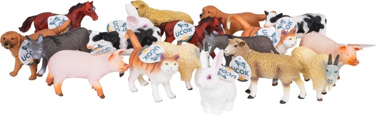 18 detailed figures for creative play