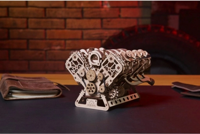 Reālistiska V8 motora simulācija