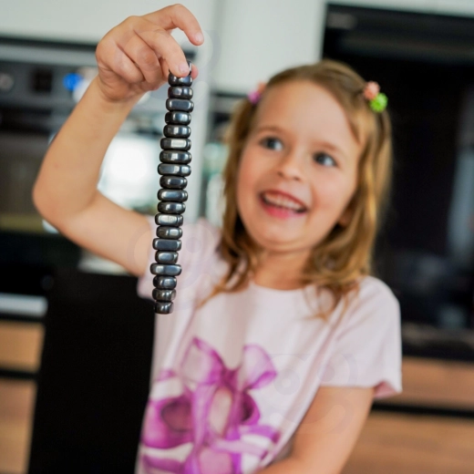 Magnētiskie akmentiņi, kas turas kopā