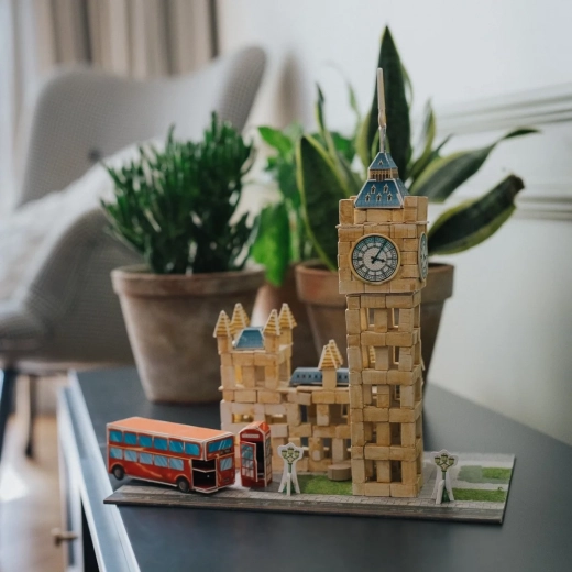 Dekoratīvs modelis ar ikoniskām Londonas iezīmēm