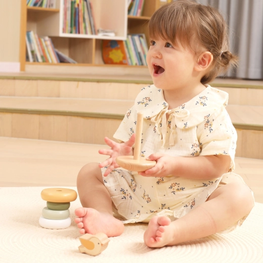 Drošs koka izpildījums mazām rociņām