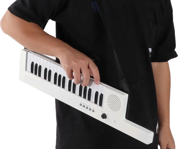 Play anywhere thanks to the shoulder strap