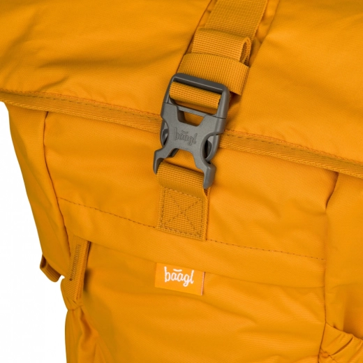Roll-top closure with rain protection