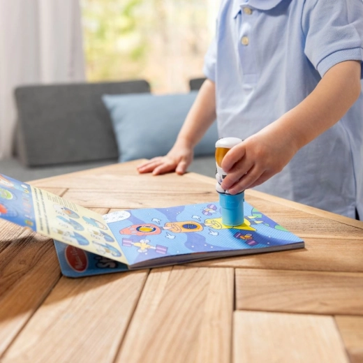 Spiedogs, kas ar vienu piespiedienu izveido uzlīmes