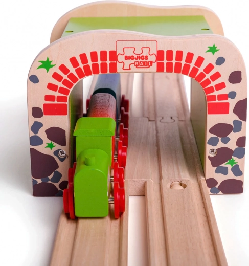 Saderīgs ar lielāko daļu koka vilcieniņu trašu