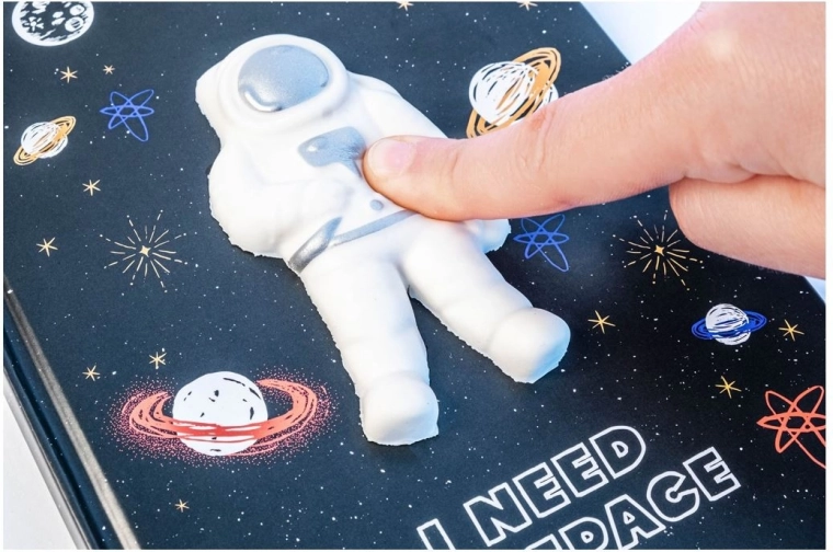 Mīksts 3D squishy astronauts uz vāka
