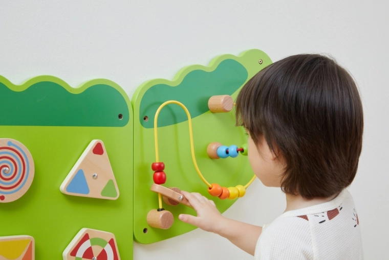 Labirints un krelles uz stieplēm