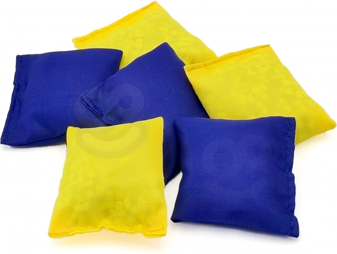 Cornhole ar maisiņu mešanu