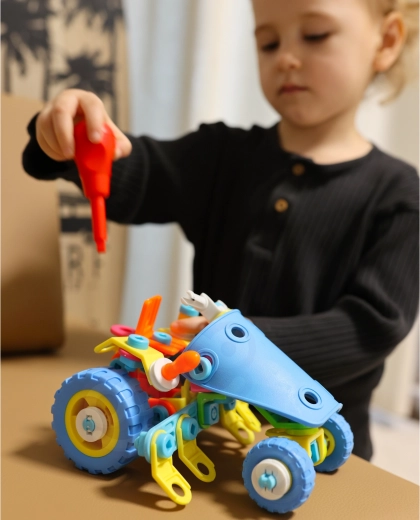 6 transportlīdzekļi no 118 detaļām